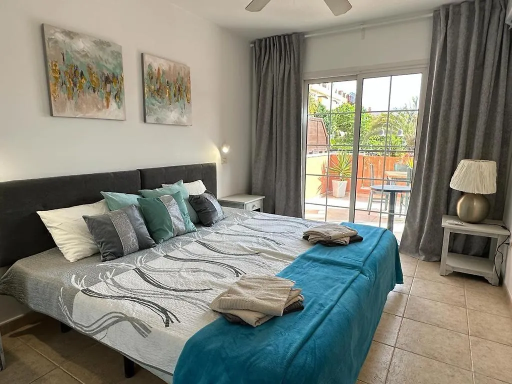 Sunny Apartment & Heated Pool Los Cristianos
